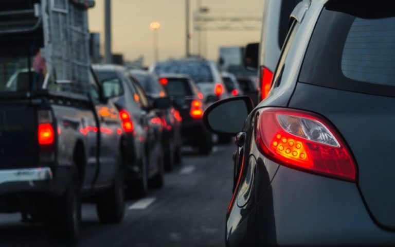 Κέρδισε 11.000 ευρώ επειδή ήταν μποτιλιαρισμένος!