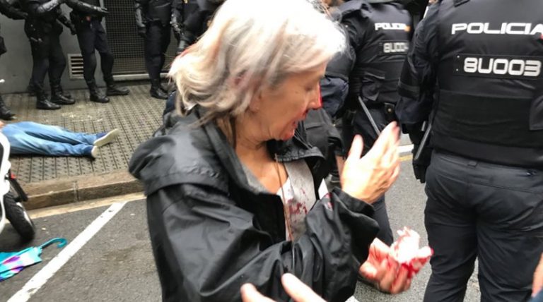 ΣΟΚ στην Καταλονία: Η αστυνομία χτυπά τους ψηφοφόρους!