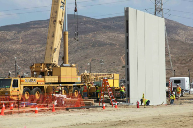 Μπαίνει τείχος μεταξύ ΗΠΑ και Μεξικού!