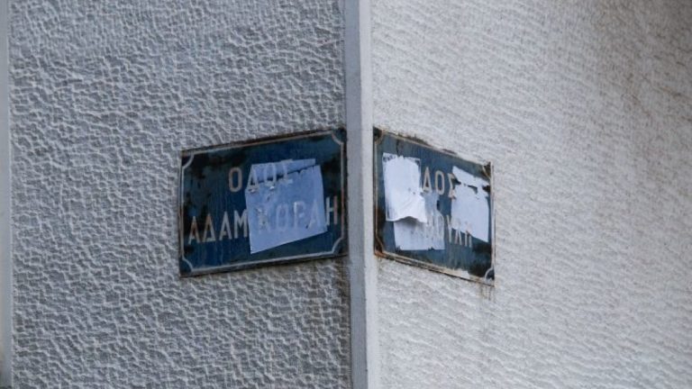 Τελευταίο αντίο στα δύο παιδιά που κάηκαν στη Νέα Σμύρνη