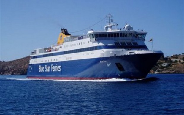 Επιβάτης έπεσε από το “Blue Star Naxos”