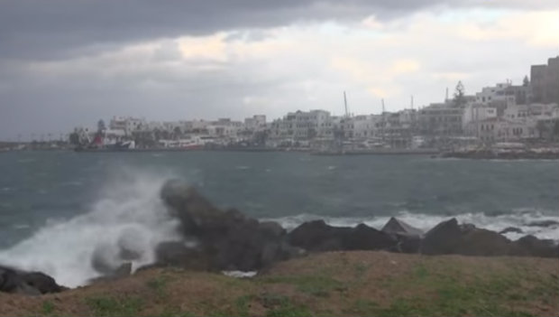 Πελώρια κύματα στη Νάξο (video)
