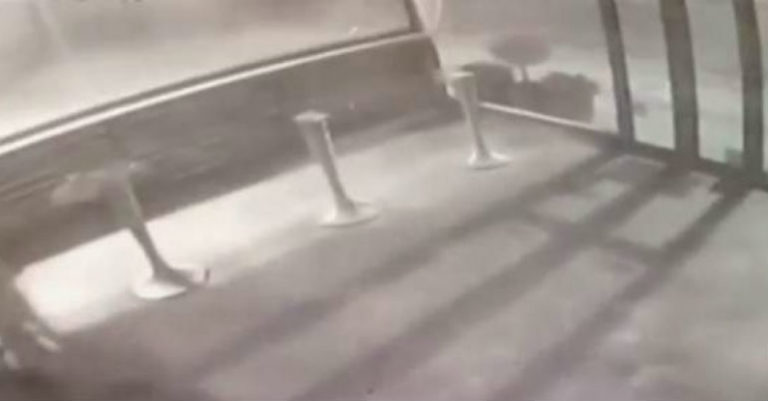 Σοκ: Ισχυρή έκρηξη σε κατάστημα στο Μαρούσι (video)