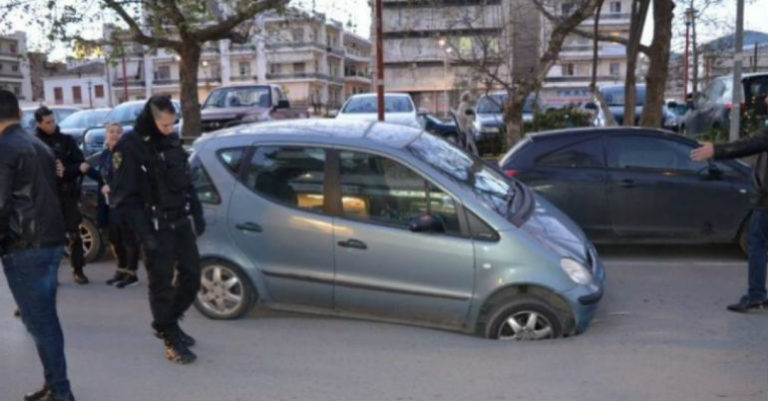 Απίστευτο: Αυτοκίνητο κόλλησε σε… τρύπα! (video)
