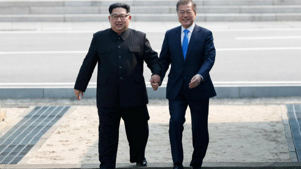 Ιστορική στιγμή: ο Κιμ Γιονγκ Ουν στη Νότια Κορέα!