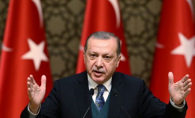 DW: «Ο Ερντογάν σπρώχνει την τουρκική λίρα στον πάτο»