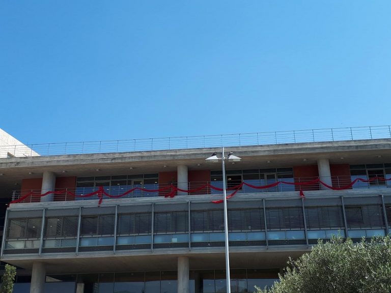 Γιατί “ντύθηκε” στα κόκκινα το δημαρχείο της Θεσσαλονίκης; (pic)