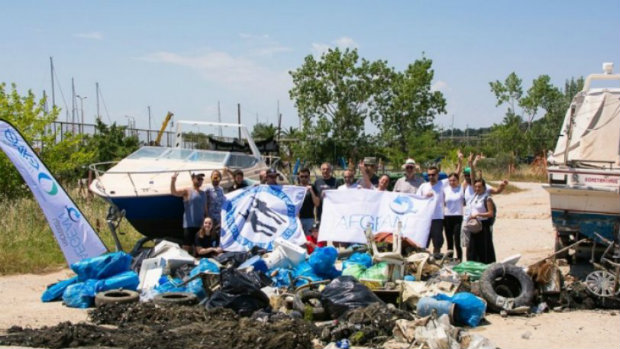 Εθελοντές καθάρισαν τη μαρίνα της Καλαμαριάς