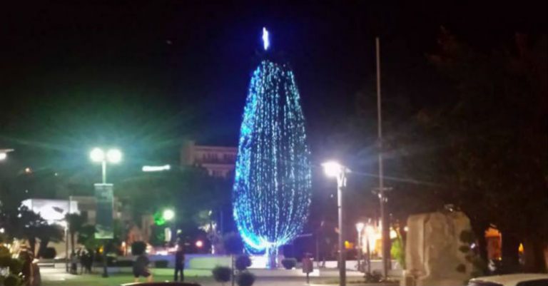 Άναψαν… χριστουγεννιάτικο δέντρο! (pic)