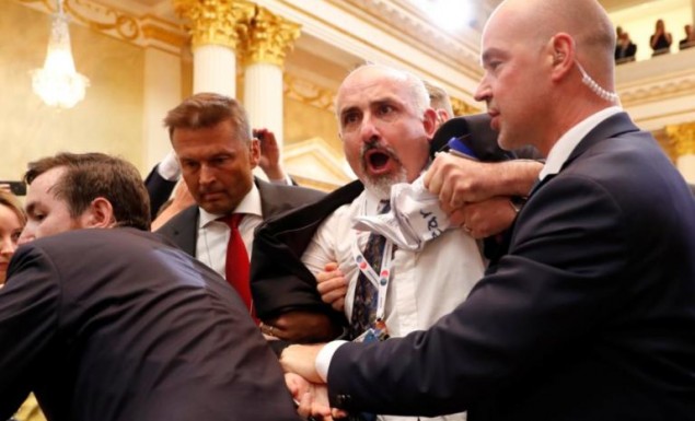 Τραμπ – Πούτιν: Διαδηλωτής «τρύπωσε» στη συνέντευξη