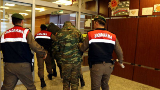 «H κράτηση των δύο στρατιωτών παραβιάζει διεθνείς αρχές»