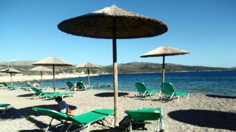 “Ξηλώνουν” ομπρέλες και ξαπλώστρες από παραλία της Χαλκιδικής