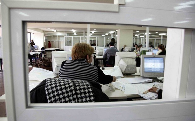Άνω των 56 οι μισοί δημόσιοι υπάλληλοι στην Ελλάδα