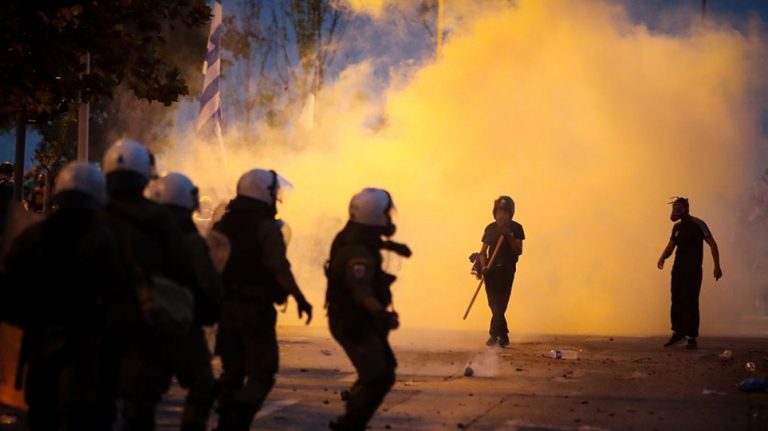«Γυαλιά – καρφιά» τα έκαναν κουκουλοφόροι