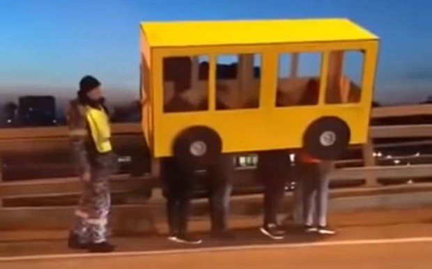 Ντύθηκαν λεωφορείο για να περάσουν από τη γέφυρα