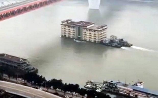 Πενταώροφο κτίριο πλέει σε ποτάμι της Κίνας