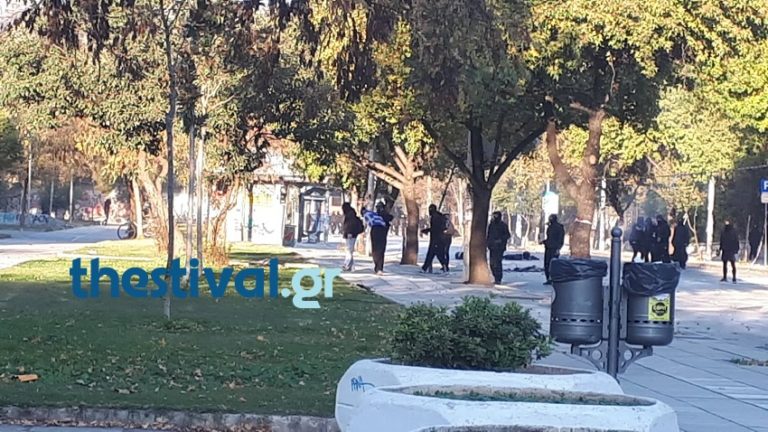 Έκαψαν την ελληνική σημαία! (pics-videos)