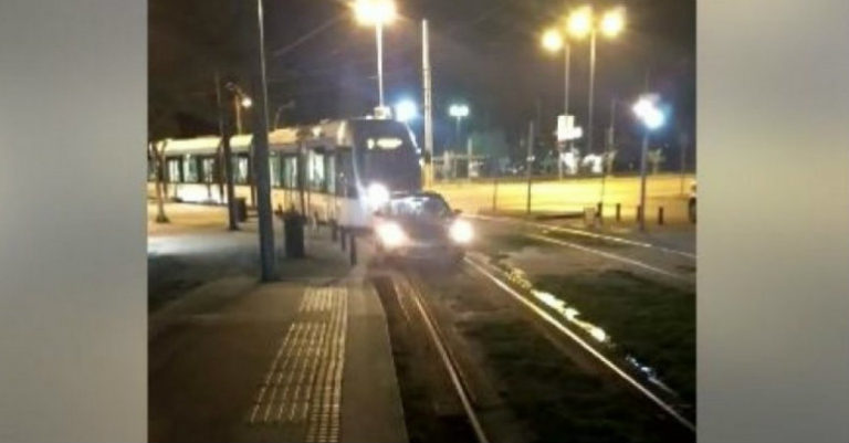 Με… αλάρμ στις γραμμές του τραμ! (video)