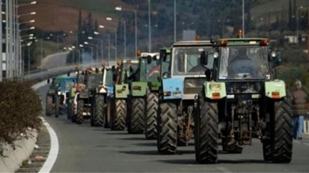Οι αγρότες βγάζουν τα τρακτέρ στην Εθνική οδό