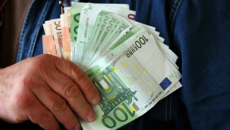 Αυξάνονται οι δικαιούχοι των 800 ευρώ