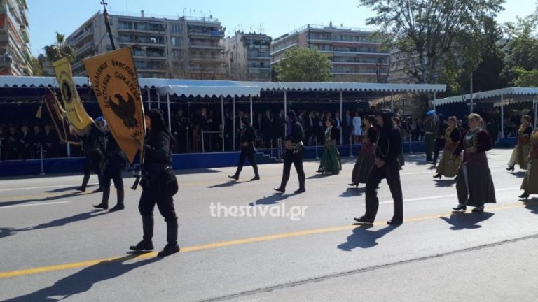 “Μακεδονία Ξακουστή” και άγημα Ποντίων στην έναρξη της παρέλασης