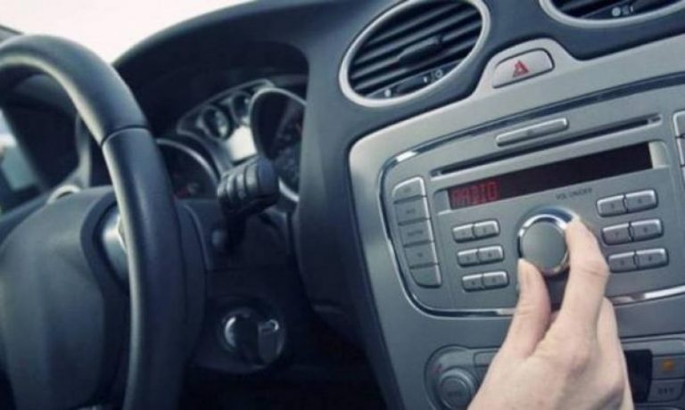 Γιατί όταν παρκάρεις χαμηλώνεις το ραδιόφωνο;