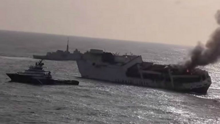 Βυθίστηκε πλοίο γεμάτο αυτοκίνητα (video)