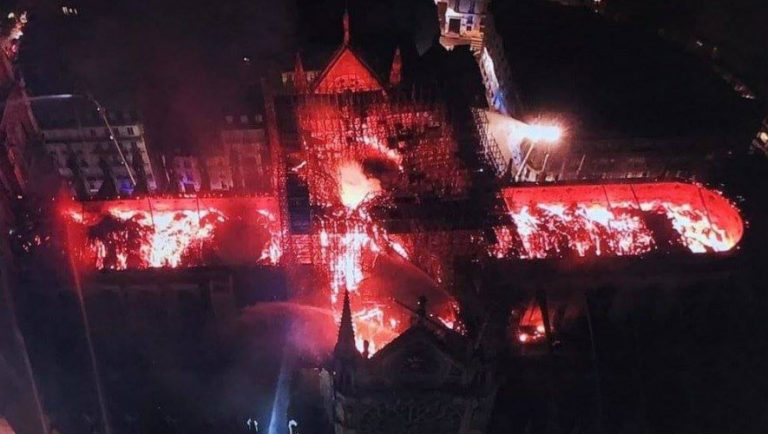 Υπό έλεγχο η φωτιά στην Παναγία των Παρισίων