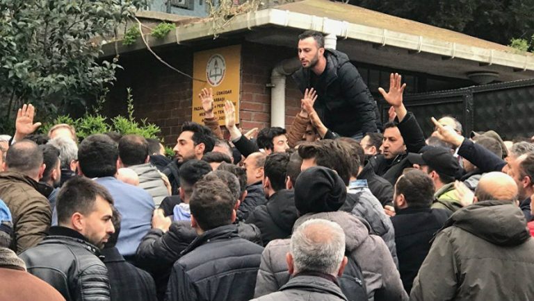 Ξύλο και πυροβολισμοί έξω από εκλογικό κέντρο! (video)