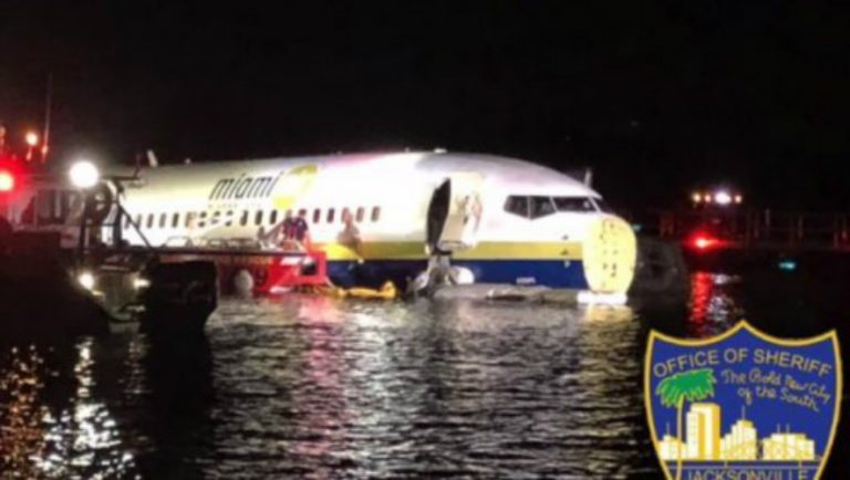 Αεροπλάνο προσγειώθηκε σε ποτάμι (video)