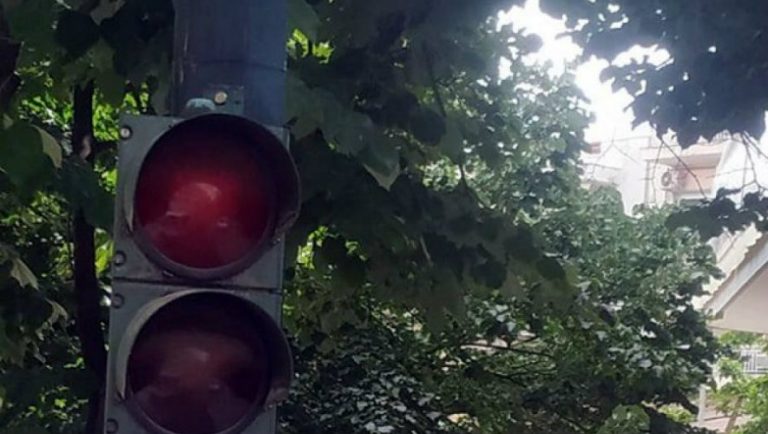 Επικό σημείωμα σε χαλασμένο φανάρι (pic)