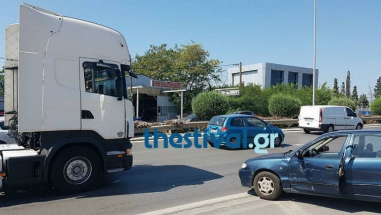 Σύγκρουση με ΙΧ με φορτηγό στην Θεσσαλονίκη!