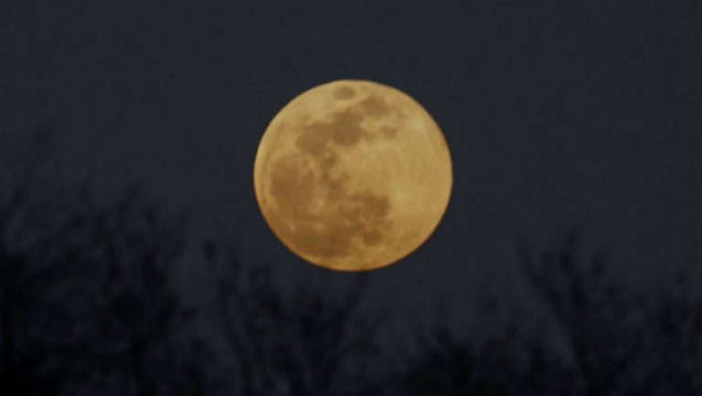 Η Σελήνη συρρικνώνεται αργά σαν…σταφίδα!