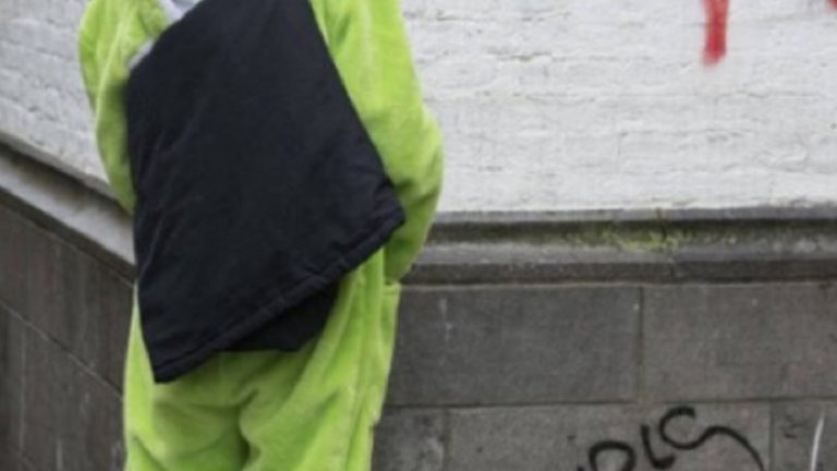 Ούρησε από γέφυρα σε τουριστικό σκάφος…