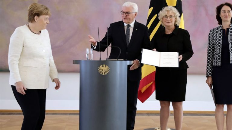 Η Μέρκελ εμφανίστηκε πάλι να τρέμει! (video)