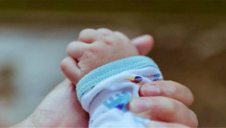 Voucher 200-250 ευρώ στους γονείς για πρόσληψη βρεφοκόμου
