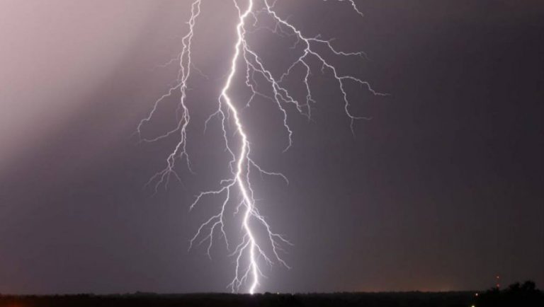 Συγκλονιστικό βίντεο: Κεραυνός χτυπάει οροφή πολυκατοικίας!