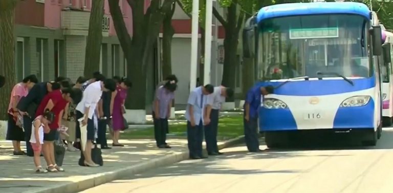 Απίστευτο: Σταμάτησαν να κινούνται στη Β. Κορέα
