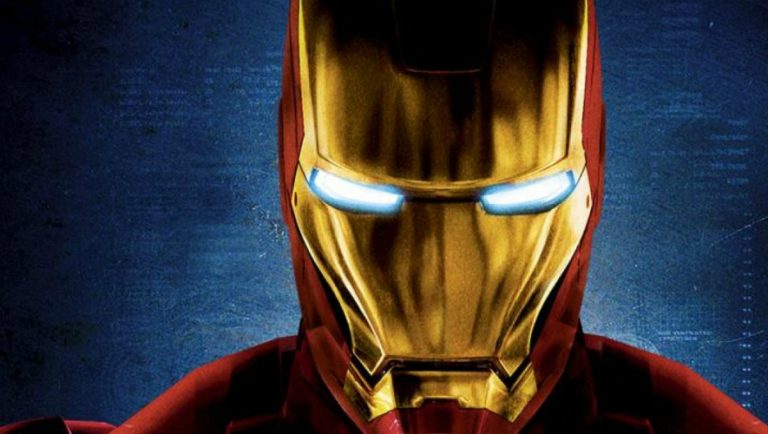 Ντύνεται Iron Man μοιράζει δώρα σε αγνώστους