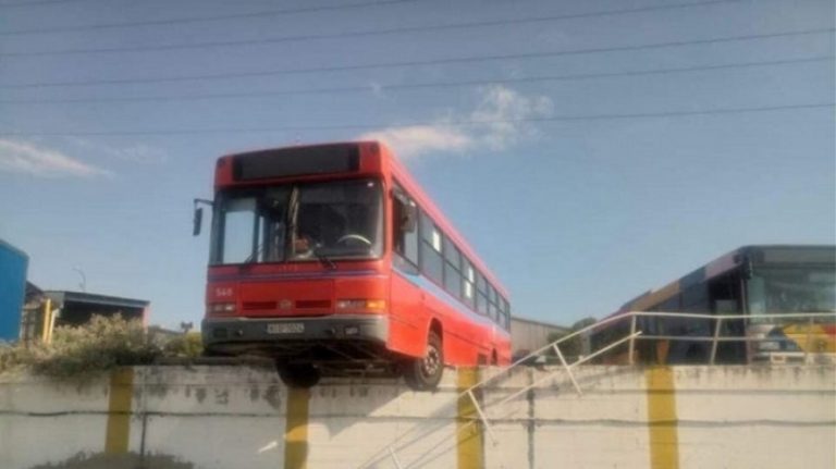 Λεωφορείο του ΟΑΣΘ βρέθηκε στο κενό