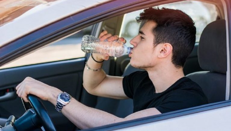 Γιατί είναι σημαντικό να πίνεις νερό όταν οδηγείς