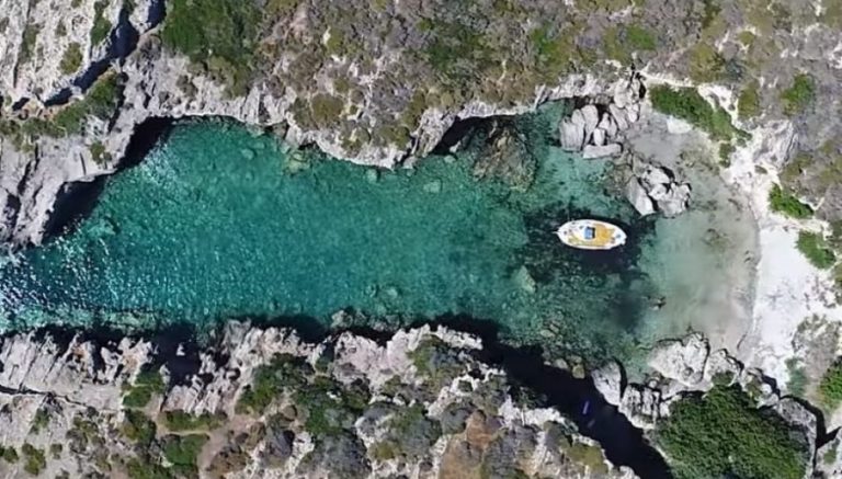 Αυτή είναι η πιο πριβέ παραλία της Ελλάδας