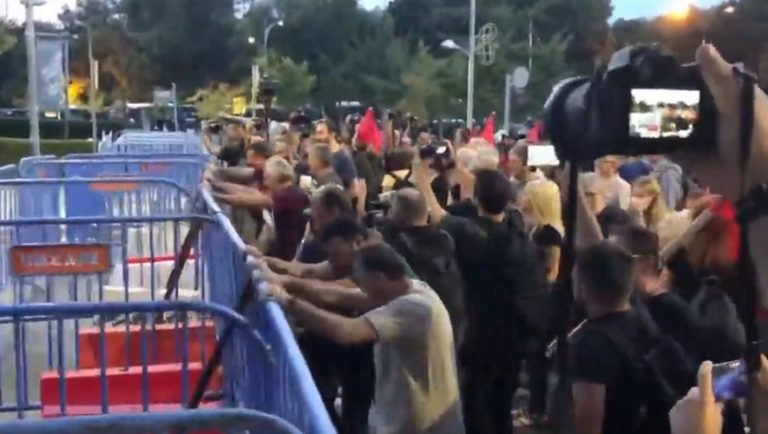 Διαδηλωτές επιχείρησαν να σπάσουν τον φραγμό του Βελλιδείου