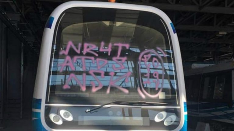 Μετρό Θεσσαλονίκης: Ξανά γκράφιτι στα βαγόνια! (pics)