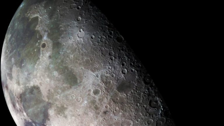 Η NASA ανακάλυψε νερό στη Σελήνη!