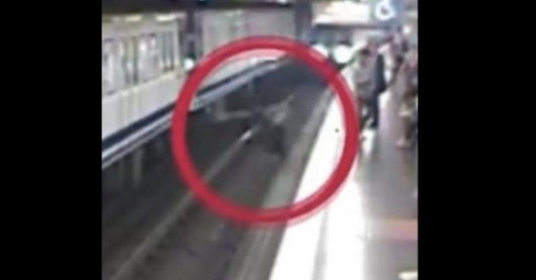Επιβάτης του Μετρό «κολλημένη» στο κινητό της πέφτει στις γραμμές (video)
