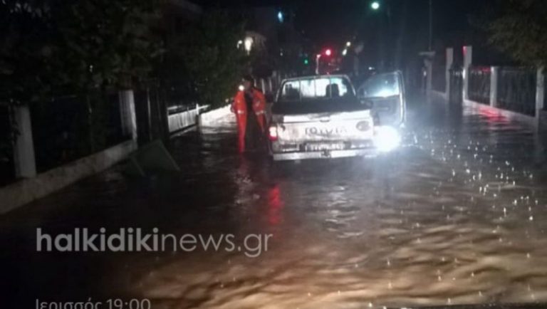 Χαλκιδική: Πλημμυρισμένοι δρόμοι στην Ιερισσό