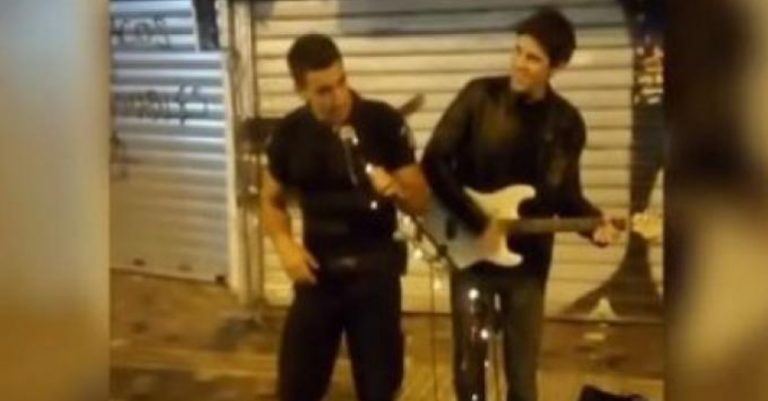 Αστυνομικός τραγουδά μαζί με πλανόδιο στο Μοναστηράκι (video)