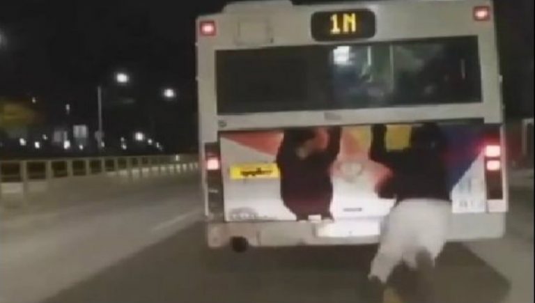 Νεαροί κρέμονταν από εν κινήσει λεωφορείο του ΟΑΣΘ (vid)