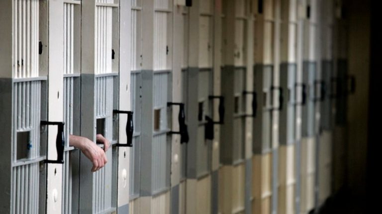Βόλος: Κρατούμενος απέδρασε από το κρατητήριο με… τηλεκάρτα